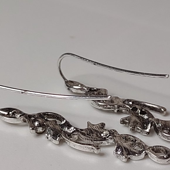 Long Silver Tone Leaf Earrings With Green Stone - Picture 13 of 14